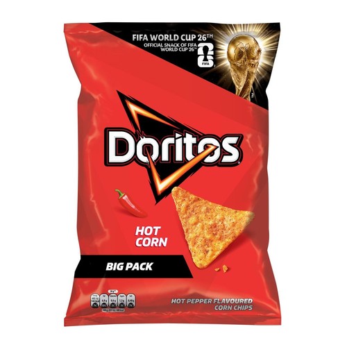 Czerwona paczka chipsów kukurydzianych Doritos Hot Corn, o smaku ostrej papryki. Na opakowaniu widoczna grafika czerwonej papryczki chili i trójkątnego chipsa. Jest to "Duże Opakowanie" oraz oficjalna przekąska Mistrzostw Świata FIFA 2026.