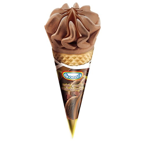 Lody czekoladowe Koral w wafelkowym rożku. Na wierzchu lodów znajduje się gęsta polewa czekoladowa. Rożek ma brązową etykietę z nazwą marki Koral i grafiką czekolady. Na etykiecie widnieje napis "rożek o smaku czekoladowym".