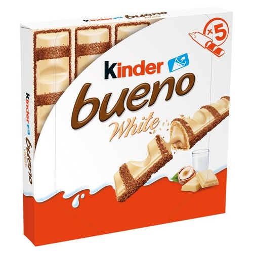 Produkt Kinder Bueno White w białym kartonowym opakowaniu z czerwonym paskiem na dole. Na opakowaniu grafika przedstawiająca przełamany batonik z białej czekolady z kremowym nadzieniem i chrupiącymi posypkami. W opakowaniu znajduje się 5 batoników.
