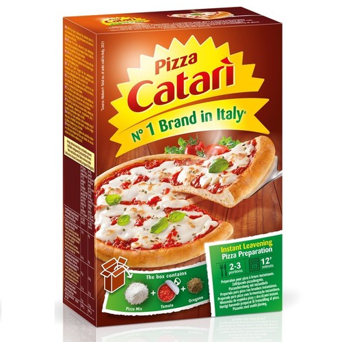 Kartonowe opakowanie mieszanki do pizzy Catari, Marka nr 1 we Włoszech. Na froncie widnieje grafika gotowej pizzy z sosem pomidorowym, mozzarellą i świeżą bazylią. Opakowanie zawiera mix do pizzy, przecier pomidorowy i oregano.