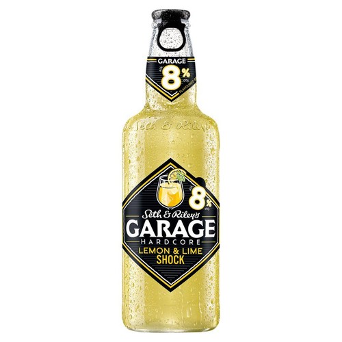 Butelka napoju smakowego Garage Lemon & Lime Shock z 8% zawartością alkoholu. Etykieta w kształcie rombu, czarno-żółta, z nazwą produktu i rysunkiem koktajlu. Na butelce widoczne są kropelki wody, sugerujące, że jest schłodzona.