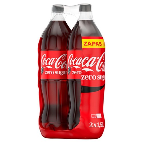 Dwie butelki Coca-Cola Zero Sugar, każda po 1,5 litra, w opakowaniu zbiorczym. Czerwone etykiety z białym napisem.