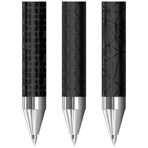 Trzy czarne długopisy Berlingo Double Black z różnymi geometrycznymi wzorami na obudowie i srebrnymi końcówkami.