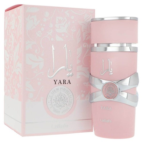 Woda perfumowana Yara Lattafa 100ml. Cylindryczna, różowa butelka ze srebrnym zdobieniem i napisem "Yara". Obok różowe pudełko z delikatnym srebrnym wzorem roślinnym i logo marki.