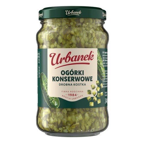 Słoik ogórków konserwowych marki Urbanek, pokrojonych w drobną kostkę. Produkt o wadze 340g, z zieloną zakrętką. Na etykiecie widnieje napis "Ogórki Konserwowe Drobna Kostka" oraz "Firma Rodzinna od 1984 Bracia Urbanek".