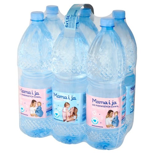 Woda niegazowana Mama i ja w zgrzewce 6 butelek po 1,5 litra. Na etykietach grafiki matki z dzieckiem.