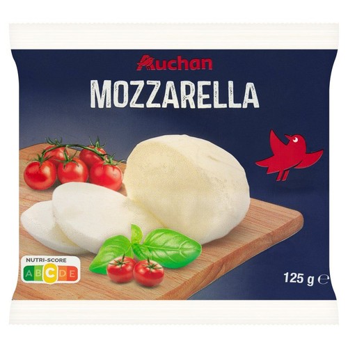 Opakowanie sera mozzarella Auchan 125 g. Na opakowaniu grafika: kulka i plastry mozzarelli, pomidorki koktajlowe, bazylia na desce.