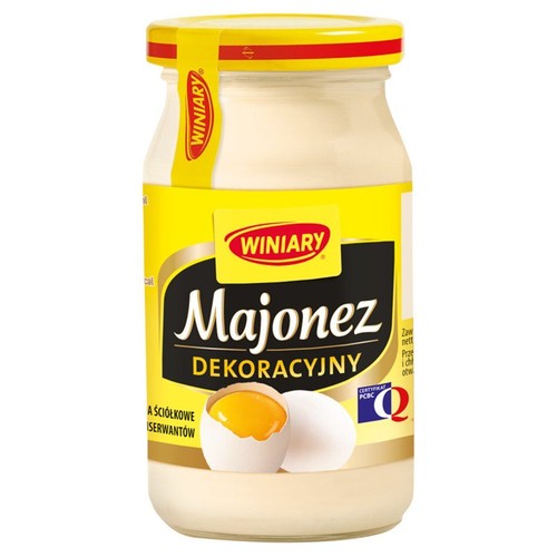 Słoik majonezu Winiary Dekoracyjnego z żółtą etykietą. Na etykiecie grafika jajka z żółtkiem i całego jajka.