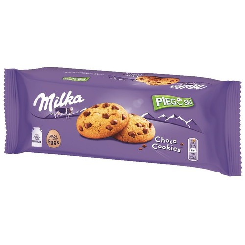 Fioletowe opakowanie ciasteczek Milka Choco Cookies. Na opakowaniu widać dwa ciasteczka z kawałkami czekolady.