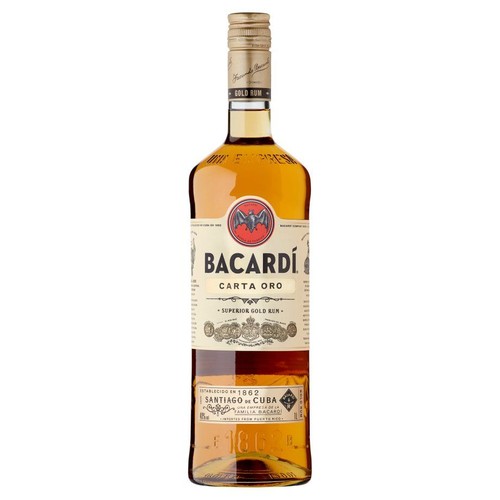 Złoty rum Bacardi Carta Oro w charakterystycznej szklanej butelce. Na beżowej etykiecie widnieje nazwa "BACARDI CARTA ORO SUPERIOR GOLD RUM" oraz symbol nietoperza. Produkt o pojemności 1 litra, założony w 1862 roku w Santiago de Cuba.