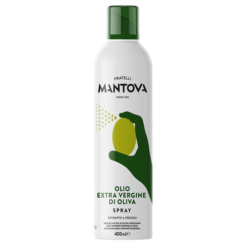 Biała butelka sprayu Fratelli Mantova z oliwą z oliwek extra vergine, 400 ml. Zielona nakrętka. Na etykiecie zielona grafika dłoni trzymającej oliwkę, z której wydobywa się spray. Oliwa tłoczona na zimno.