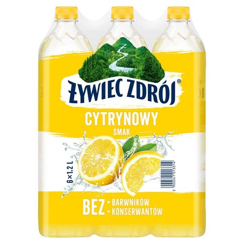 Zgrzewka sześciu przezroczystych butelek wody Żywiec Zdrój o smaku cytrynowym, każda o pojemności 1.2 litra. Na żółtej etykiecie widnieje grafika gór, rzeki oraz przekrojonych cytryn. Produkt bez barwników i konserwantów.