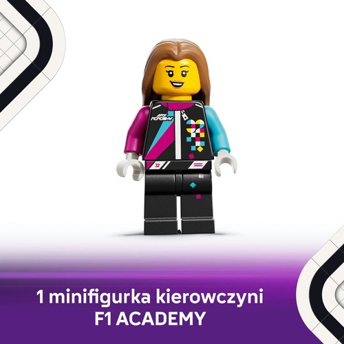 Minifigurka LEGO przedstawiająca kierowczynię F1 ACADEMY. Postać ma brązowe włosy i uśmiechniętą twarz. Ubrana jest w czarną kurtkę z różowymi, niebieskimi i białymi akcentami, logo F1 ACADEMY oraz geometrycznym wzorem. Nosi też czarne spodnie.