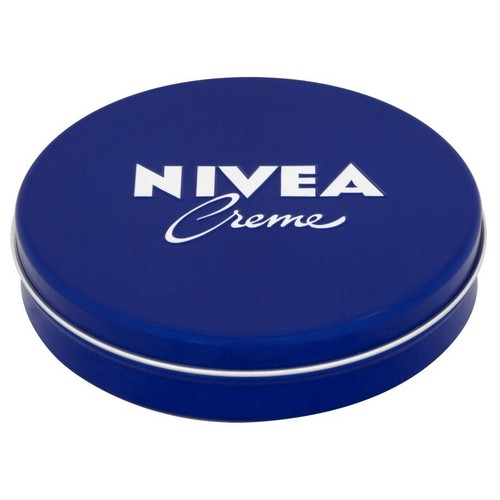 Niebieska, okrągła puszka kremu Nivea Creme, widoczna z góry pod lekkim kątem. Na wieczku znajduje się białe logo "NIVEA Creme". Puszka ma srebrny brzeg i stoi na białym tle.