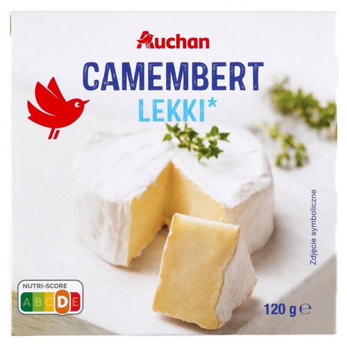 Białe opakowanie sera Auchan Camembert Lekki 120 g. Na grafice widoczny jest okrągły ser pleśniowy z białą skórką, z którego wycięto trójkątny kawałek. Obok leży odcięty kawałek. Na serze gałązka ziół.