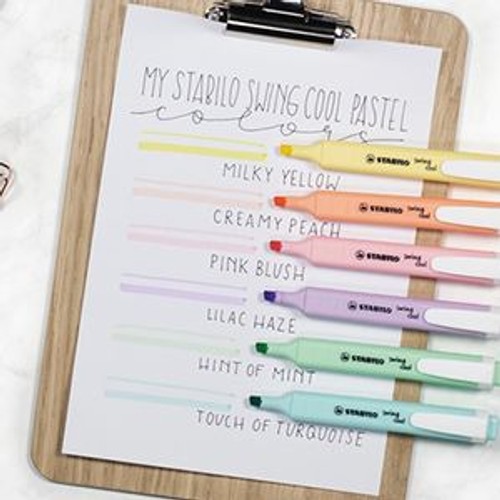 Zestaw 6 pastelowych zakreślaczy Stabilo Swing Cool na papierze, z nazwami kolorów: Milky Yellow, Creamy Peach, Pink Blush, Lilac Haze, Hint of Mint, Touch of Turquoise.