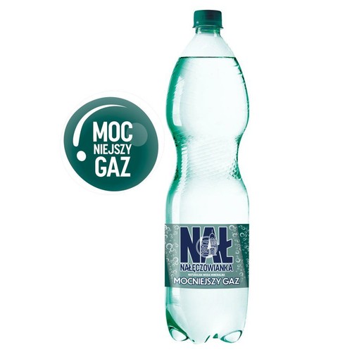 Butelka naturalnej wody mineralnej Nałęczowianka z mocniejszym gazem. Przezroczysta butelka o pojemności 1,5 litra z charakterystycznym kształtem i ciemnozieloną zakrętką. Etykieta w odcieniach niebieskiego z białym napisem "Nałęczowianka" i "Mocniejszy gaz".