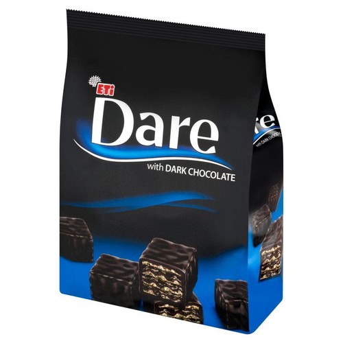 Opakowanie wafli ETi Dare z ciemną czekoladą. Główny kolor opakowania to czarny, z niebieskimi akcentami. Na etykiecie widnieje nazwa 'Dare' oraz informacja 'with DARK CHOCOLATE'. Grafika ukazuje przekrojone wafle, pokryte ciemną czekoladą.