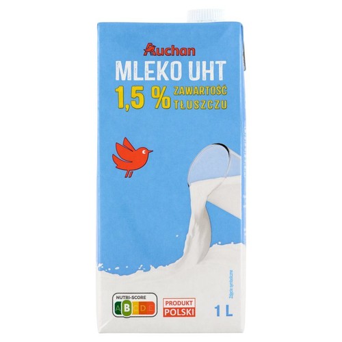 Karton mleka UHT Auchan 1,5% tłuszczu, 1 litr. Na niebieskim tle czerwony ptak i grafika wylewającego się mleka. Produkt Polski.