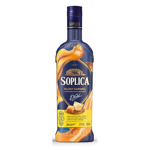 Butelka Soplica Słony Karmel z białą czekoladą, 500ml, 15% obj. Ciemnoniebieska butelka z etykietą w odcieniach niebieskiego i złotego, przedstawiającą nazwę produktu, rok 1891 i grafikę kawałków karmelu. Produkt we współpracy z Wedel.