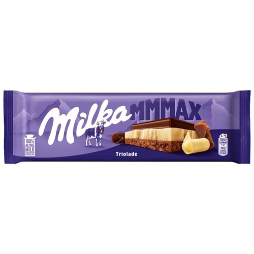 Fioletowe opakowanie czekolady Milka MMMax Triolade. Na opakowaniu logo Milka, krowa i napis "100% mleko alpejskie". Widoczna grafika przekroju czekolady z trzema warstwami: ciemną, jasną i ciemną, oraz wiórki czekoladowe.