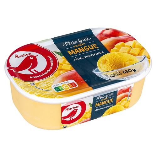 Żółty pojemnik sorbetu mango Auchan, 650g. Na wieczku napis "Pełne owoców" i "Intensywna egzotyczna świeżość!".