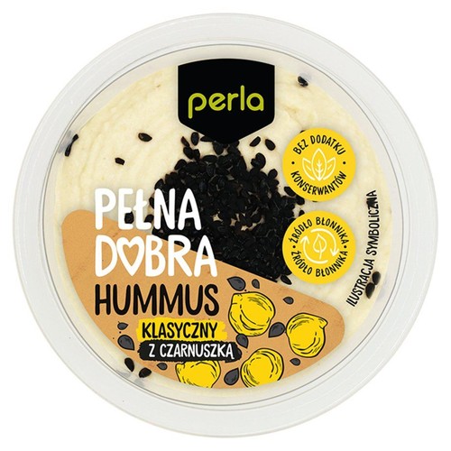 Okrągłe, przezroczyste opakowanie hummusu Perla Klasyczny z Czarnuszką. Na etykiecie widoczny biały hummus posypany czarnymi ziarnami czarnuszki. Napisy "Pełna Dobra", "Bez dodatku konserwantów" i "Źródło błonnika".