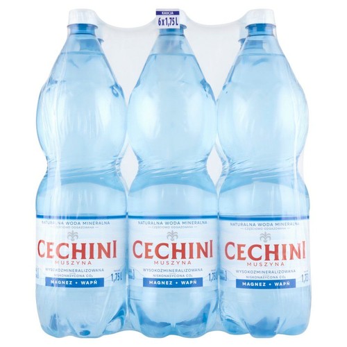Zgrzewka sześciu przezroczystych butelek PET z naturalną wodą mineralną Cechini Muszyna, wysokozmineralizowaną, z magnezem i wapniem. Każda butelka ma pojemność 1,75 litra. Na opakowaniu zbiorczym widnieje informacja o kaucji.