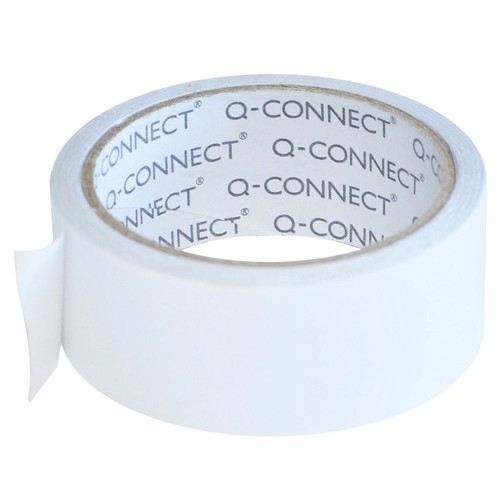 Biała rolka taśmy klejącej Q-CONNECT. Widoczny fragment odklejonej taśmy.