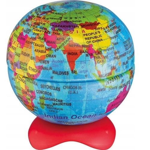 Temperówka w kształcie globusu, model MAPED GLOBE, z jednym otworem. Przedstawia kolorową mapę polityczną świata z nazwami krajów i oceanów. Stoi na stabilnej, czerwonej, owalnej podstawie. Idealna do biura lub szkoły.