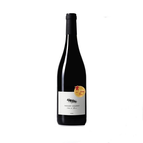 Ciemna butelka wina z czarną zakrętką. Biała etykieta zawiera nazwę Vincent Charvet, oznaczenie regionu Côtes du Rhône oraz kraj pochodzenia Francja. Na etykiecie widoczny jest rysunek winnicy. Złota naklejka Lyon Or Gold z lwem symbolizuje nagrodę.
