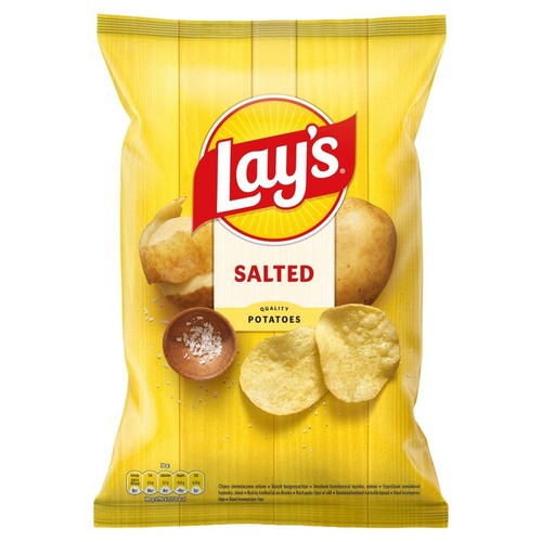 Paczka chipsów Lay's o smaku solonym. Na opakowaniu logo Lay's, ziemniaki i chipsy.