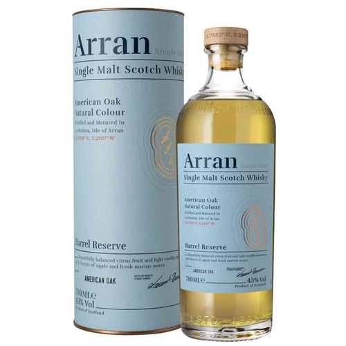 Whisky Arran Single Malt Scotch American Oak Barrel Reserve, 700ml, 43% obj. Butelka z korkiem i pasujące cylindryczne opakowanie. Etykieta opisuje naturalny kolor z amerykańskiego dębu oraz nuty cytrusów, wanilii, jabłek i morskich.