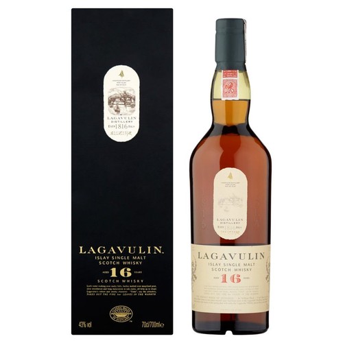 Butelka Lagavulin Islay Single Malt Scotch Whisky 16 lat, 43% objętości, 700 ml, z etykietą w odcieniach kremu i złota. Obok stoi czarne, prostokątne opakowanie prezentowe z logo Lagavulin i grafiką destylarni.