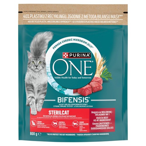 Torebka karmy Purina One Sterilcat 800g, z 40% plastiku z recyklingu. Przedstawia kota, wołowinę i zboża na zielonym tle.