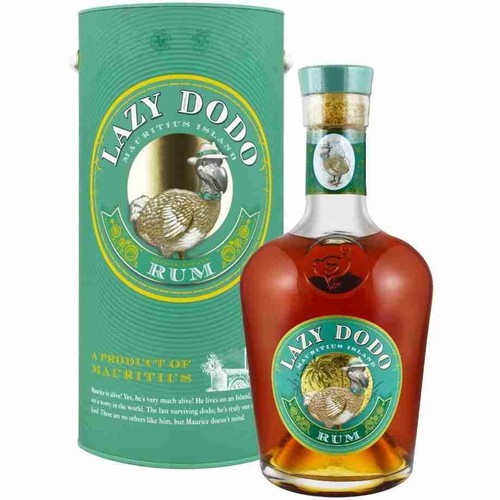 Rum Lazy Dodo z wyspy Mauritius w szklanej butelce z korkiem i dopasowanym kartonowym opakowaniu. Etykieta i pudełko ozdobione są wizerunkiem dodo w kapeluszu. Na opakowaniu jest informacja, że to produkt z Mauritiusa.