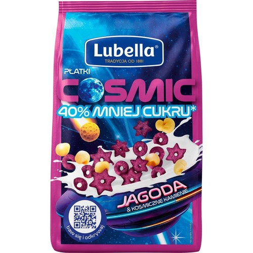 Opakowanie płatków Lubella Cosmic Jagoda & Kosmiczne Kamienie. Fioletowe płatki w kształcie gwiazd i kółek oraz żółte kulki w mleku. Na opakowaniu informacja o 40% mniejszej zawartości cukru.