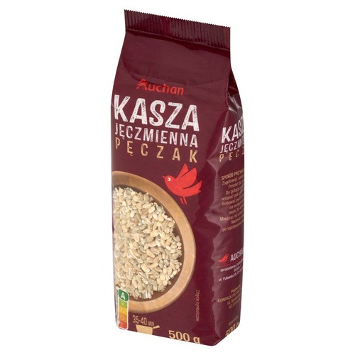 Ciemnoczerwona torebka kaszy jęczmiennej pęczak marki Auchan, o wadze 500 g. Na froncie opakowania znajduje się grafika przedstawiająca kaszę w drewnianej misce oraz małego czerwonego ptaka. Czas gotowania to 35-40 minut.