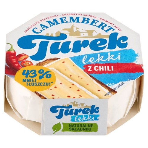 Ser Camembert Turek lekki z chili w białym, ośmiokątnym opakowaniu. Widoczne plasterki sera i papryczki chili.