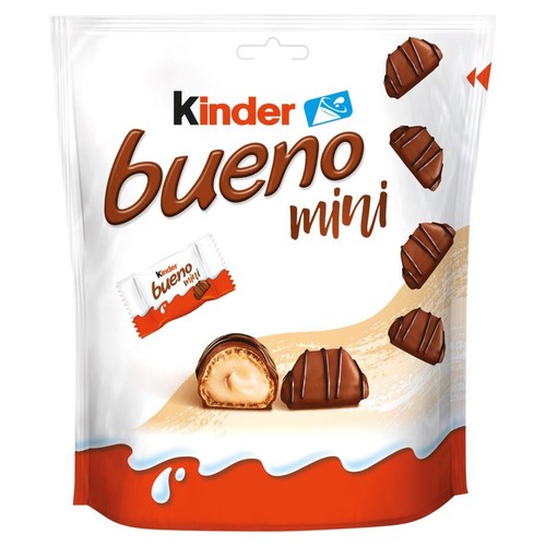 Opakowanie Kinder Bueno Mini. Na białym tle unoszące się czekoladowe batoniki. Jeden batonik jest przekrojony, pokazując kremowe wnętrze i orzech laskowy. Czerwono-białe paski na dole opakowania.