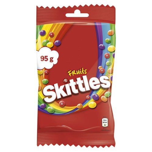 Czerwona torebka cukierków Skittles o smaku owocowym, o wadze 95 g. Na opakowaniu widnieje grafika tęczy, a wokół niej rozsypane są kolorowe cukierki z białą literą S. Opakowanie ma ząbkowane krawędzie u góry i u dołu.