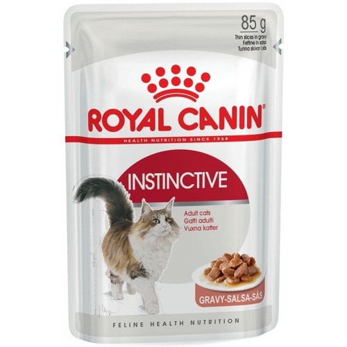 Biała saszetka Royal Canin Instinctive 85g dla dorosłych kotów. Na opakowaniu grafika kota i karmy w sosie.