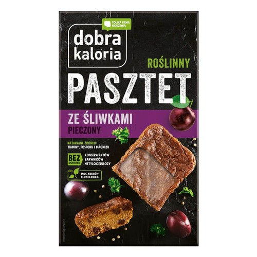 Opakowanie pasztetu roślinnego Dobra Kaloria ze śliwkami, pieczonego. Na grafice kawałki pasztetu, świeże śliwki, zioła. Produkt jest bez konserwantów i barwników, z kiełków słonecznika. Polska firma rodzinna.