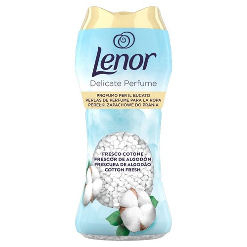 Produkt Lenor Delicate Perfume, perełki do prania o zapachu świeżej bawełny. Opakowanie jasnoniebieskie z grafiką bawełny.