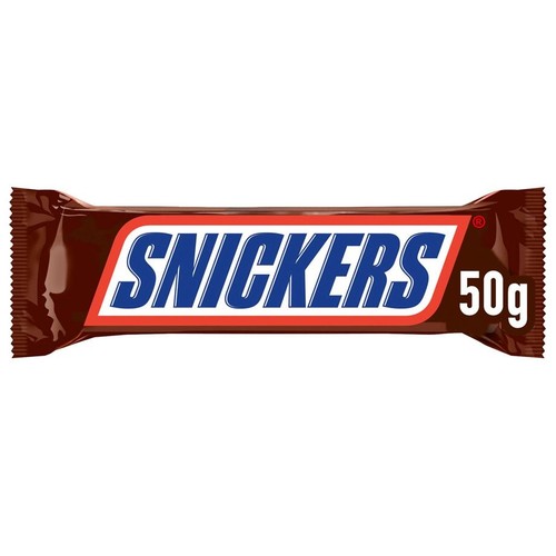 Baton czekoladowy Snickers w podłużnym, brązowym opakowaniu. Na środku opakowania znajduje się duży, niebieski napis "SNICKERS" na czerwonym tle. Po prawej stronie widoczna jest waga produktu: 50g.