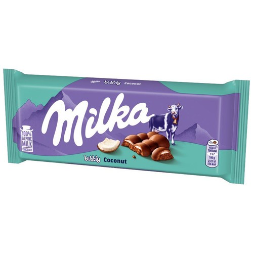 Czekolada Milka Bubbly Coconut w charakterystycznym fioletowo-turkusowym opakowaniu. Na froncie widoczna jest krowa Milka, góry, a także apetyczne kawałki czekolady z bąbelkowym wnętrzem i świeży kokos. Wykonana ze 100% mleka alpejskiego.