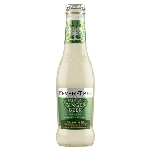 Szklana butelka Fever-Tree Premium Ginger Beer. Zielona etykieta z napisem "Premium Ginger Beer", "Mocny i pikantny". Zawiera naturalne aromaty i mieszankę trzech imbirów. Srebrna zakrętka.