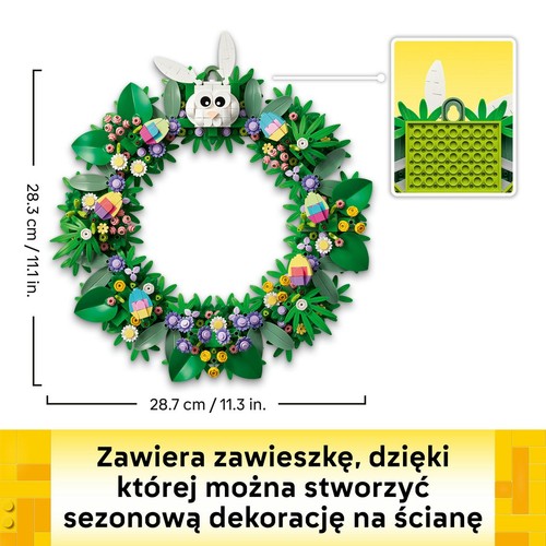 Dekoracyjny wieniec LEGO z motywem wielkanocnym, zbudowany z zielonych liści i różnorodnych kwiatów w kolorach fioletowym, żółtym i białym. Wieniec zawiera również kolorowe pisanki i białą głowę królika. Ma 28.3 cm wysokości i 28.7 cm szerokości.