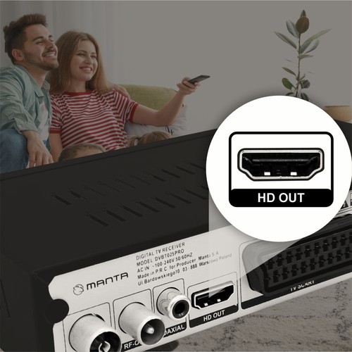 Czarny dekoder Manta DVBT025PRO z widocznymi portami RF-OUT, Coaxial, HDMI i SCART. W tle para ogląda telewizję.