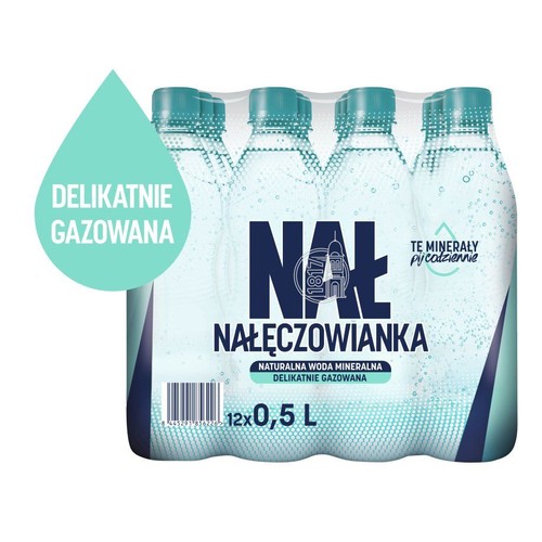 Opakowanie zbiorcze z 12 butelkami naturalnej wody mineralnej Nałęczowianka, delikatnie gazowanej. Butelki są przezroczyste, z turkusowymi zakrętkami, każda o pojemności 0,5 litra. Na etykiecie widoczny jest kod kreskowy i nazwa produktu.